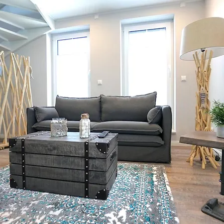 Bernstein & Breakfast 10 *